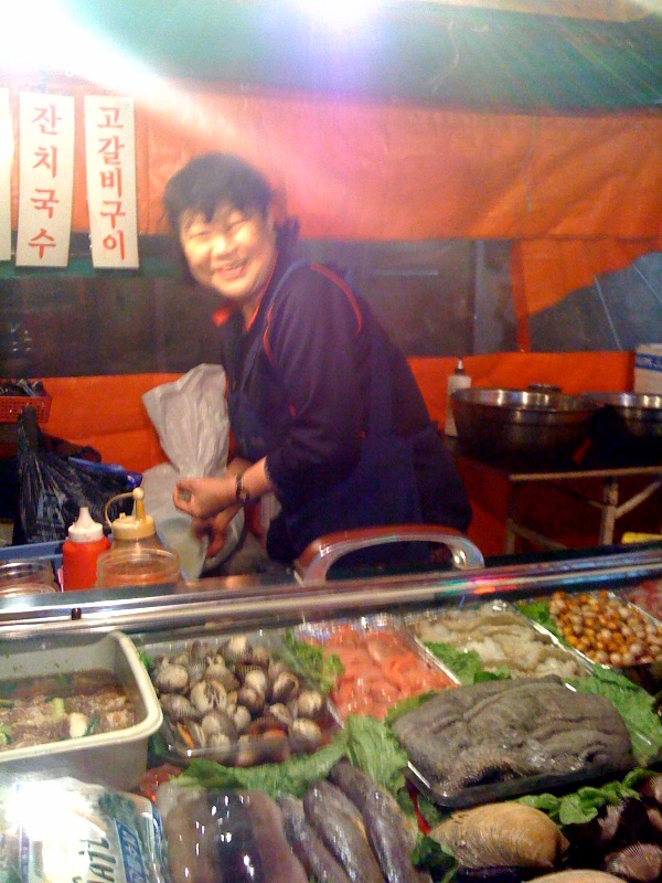 韓国屋台おかみ.jpg